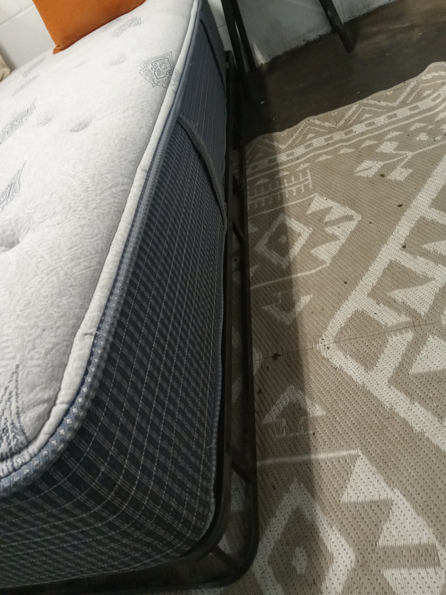 Beautyrest | Silver | Maddyn Plush | 12'' Queen Mattress