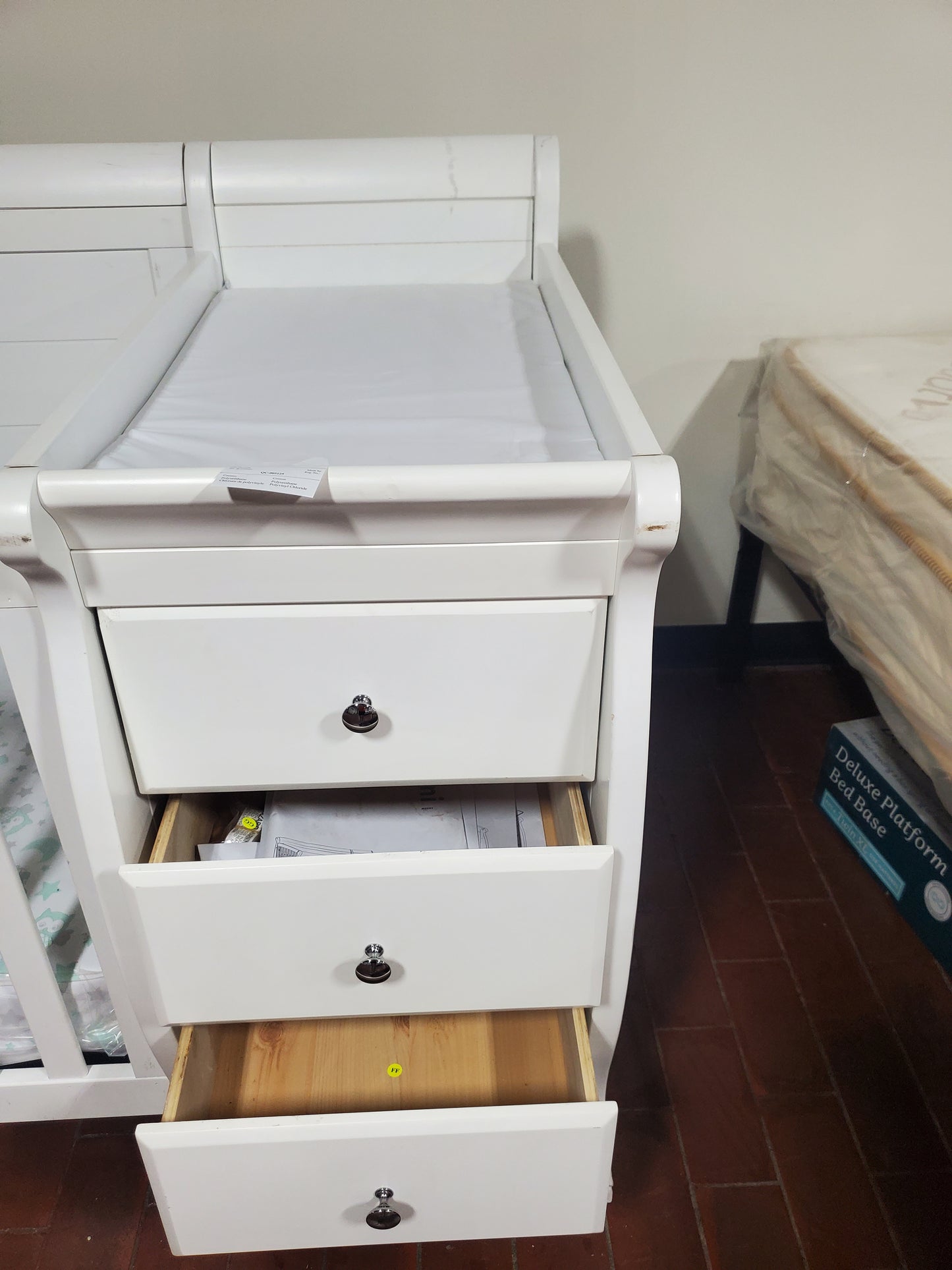 Unbranded Wooden White Crib w/ Changing Station
