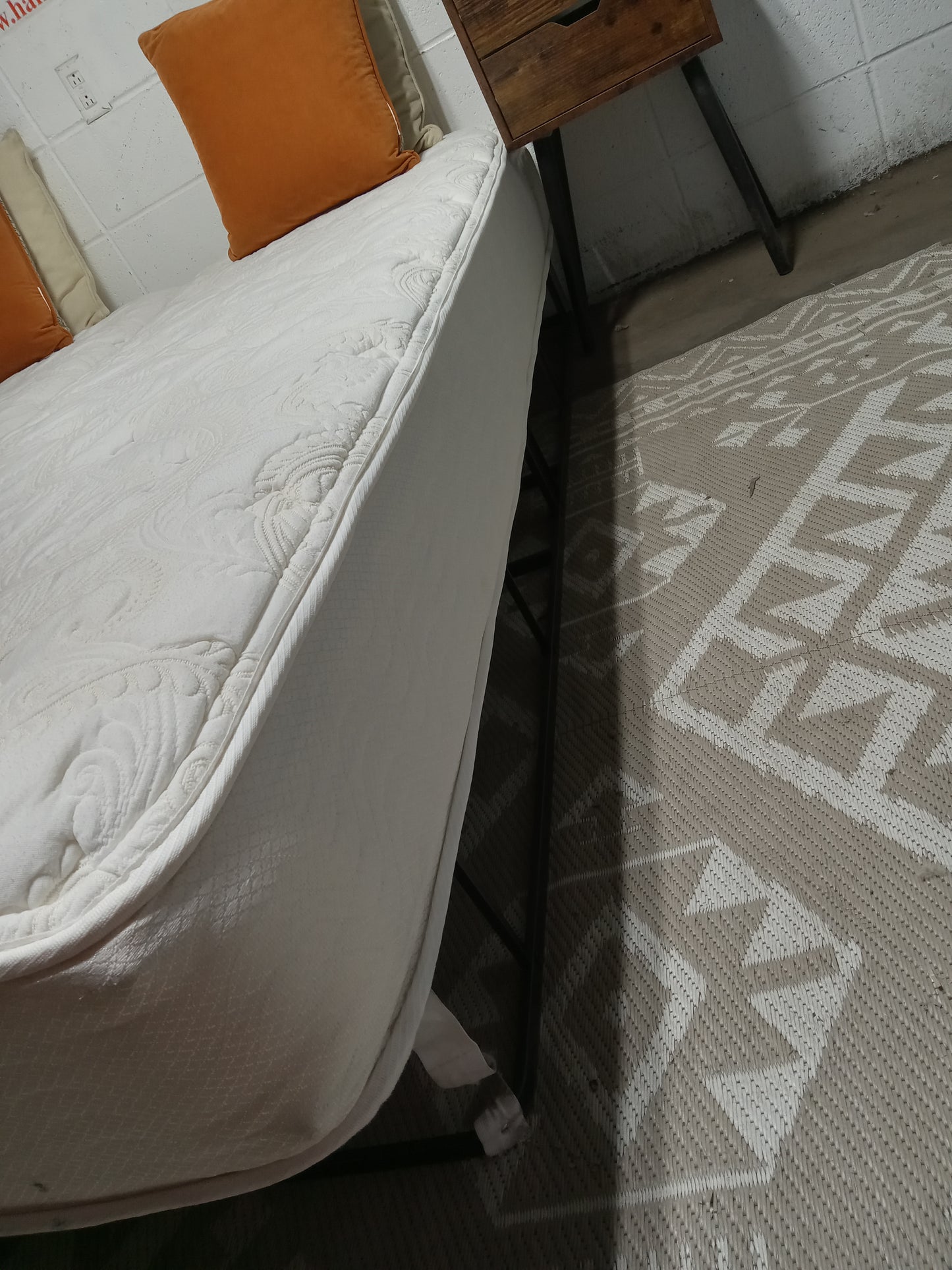 Unbranded | Innerspring | 9" Queen Split Mattress