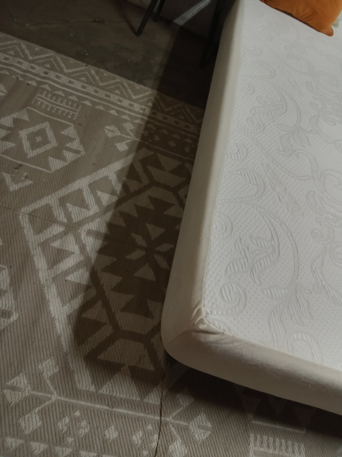 Tempur-pedic | Memory Foam | 10" Queen Mattress