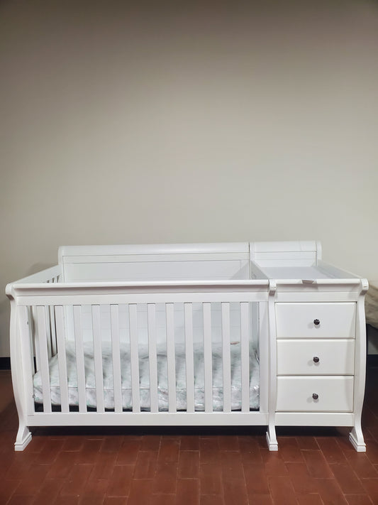 Unbranded Wooden White Crib w/ Changing Station