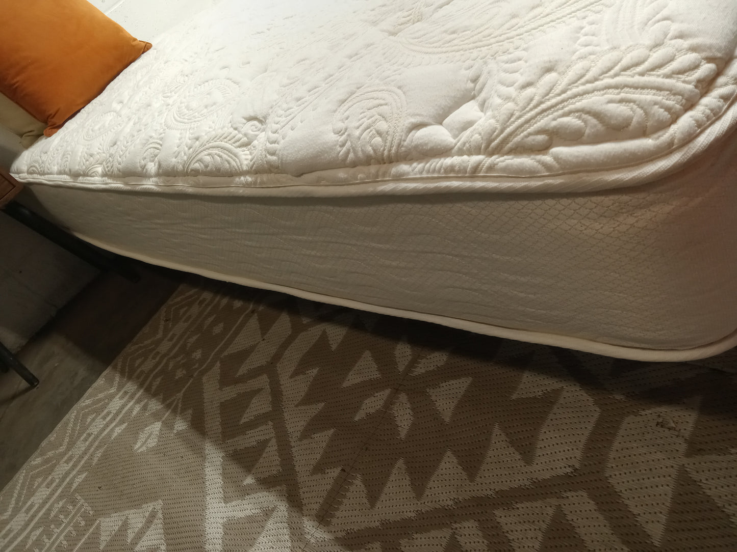 Unbranded | Innerspring | 9" Queen Split Mattress