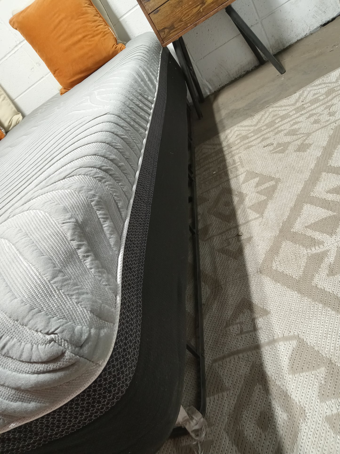 Sealy | Hybrid Performance Pusturepedic Technology| 13" Queen Mattress