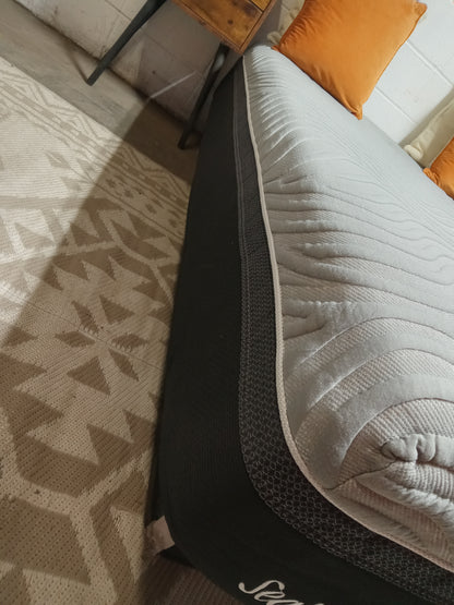 Sealy | Hybrid Performance Pusturepedic Technology| 13" Queen Mattress