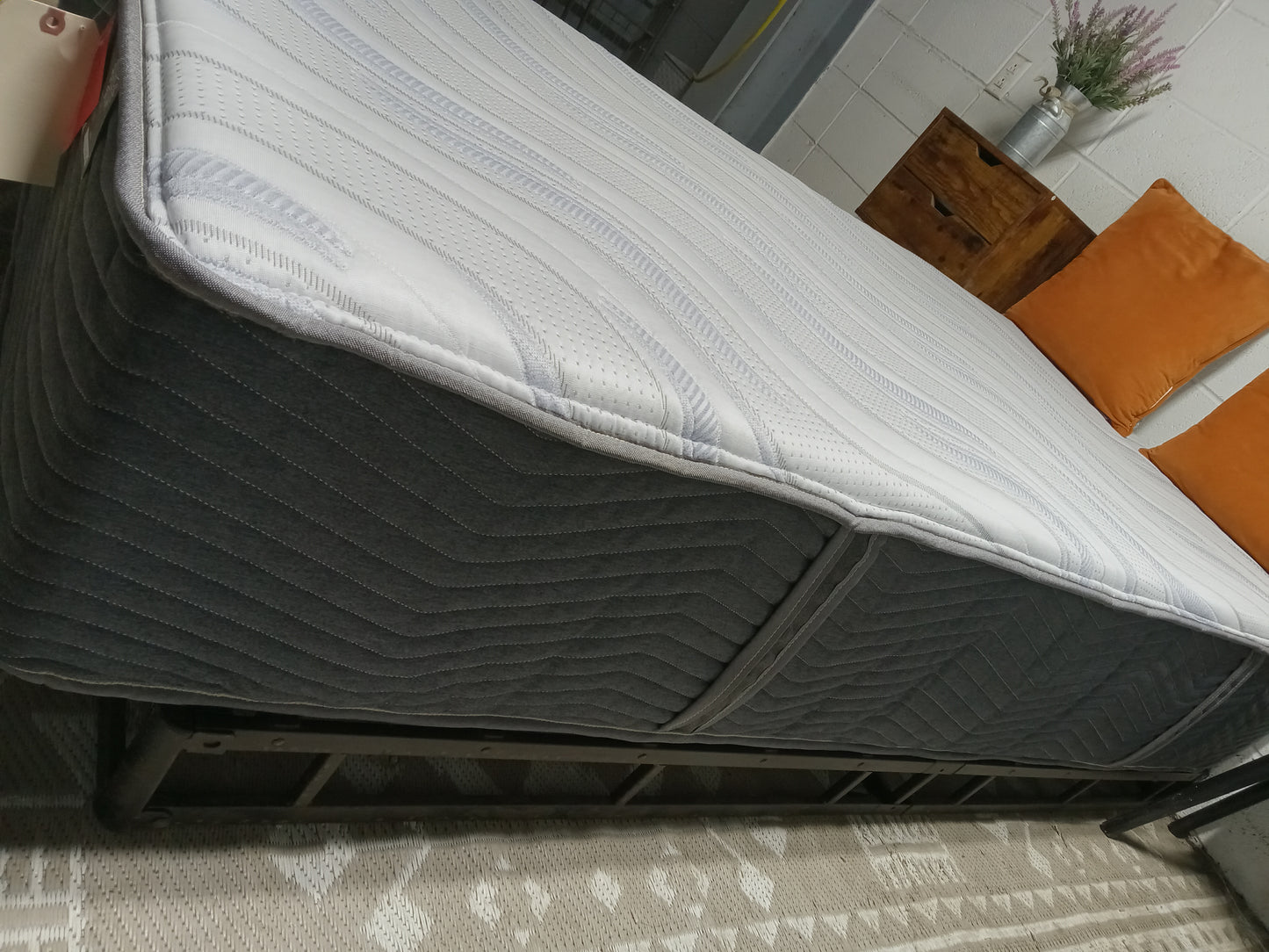 Jordan's Mattress Factory | Night Sky Hybrid w/ Chill Touch | 13" Twin XL Mattress