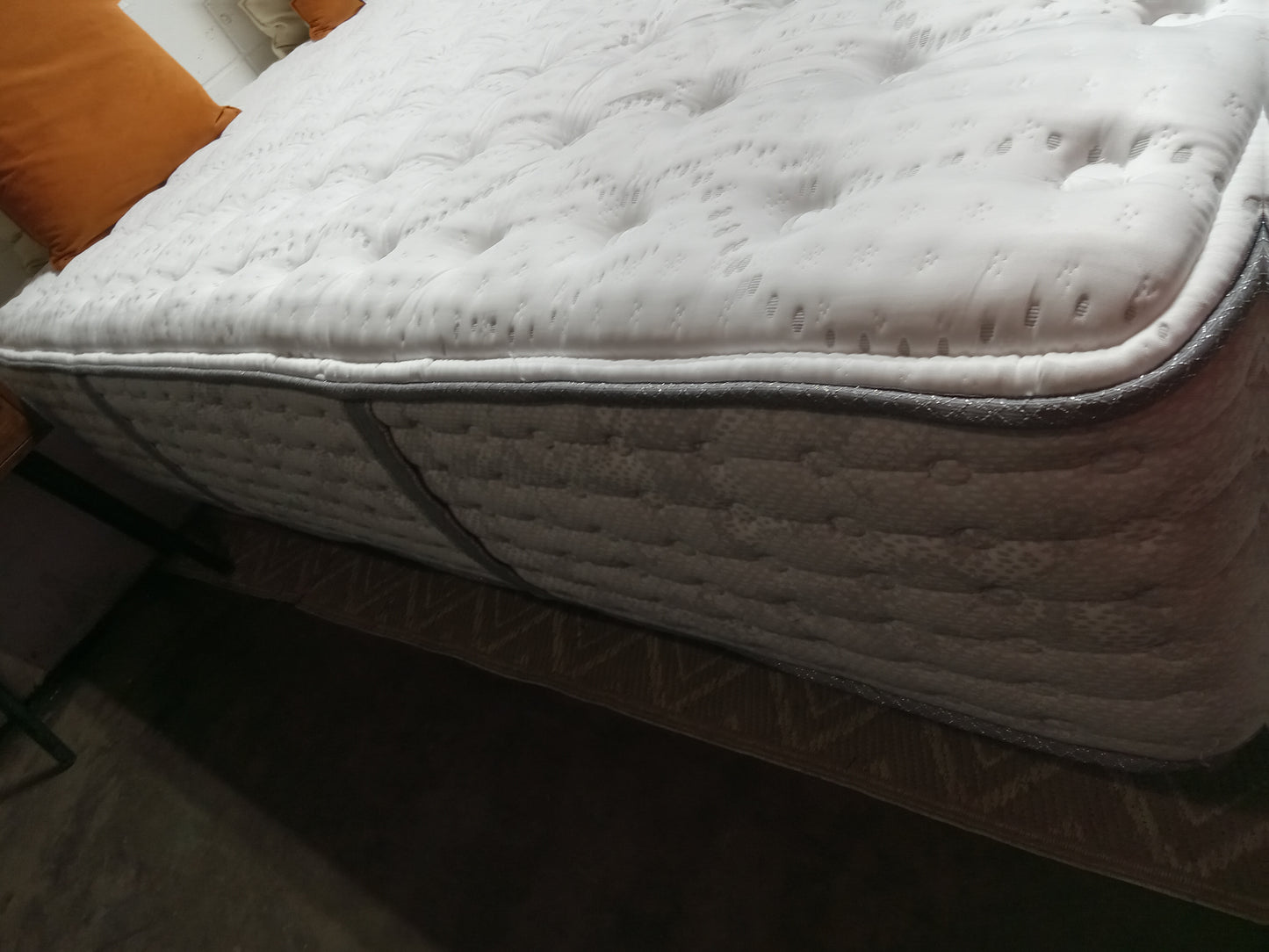 Bob-O-Pedic | Distinction Hybrid | 13" Queen Mattress