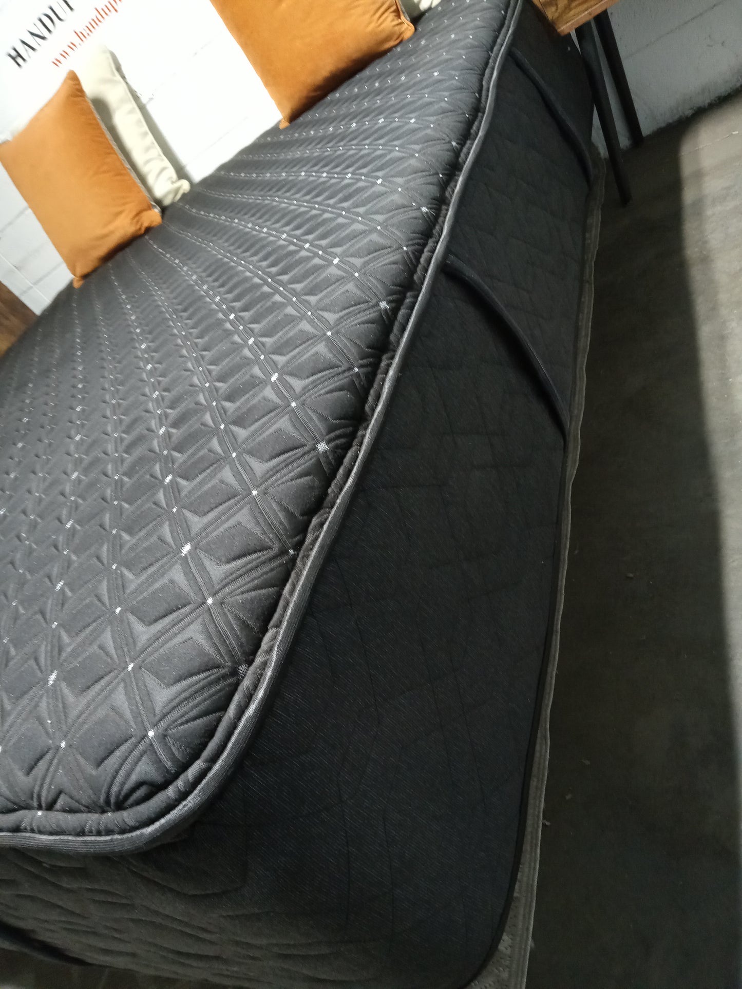 Beautyrest | Black Hybrid | 14" King Mattress