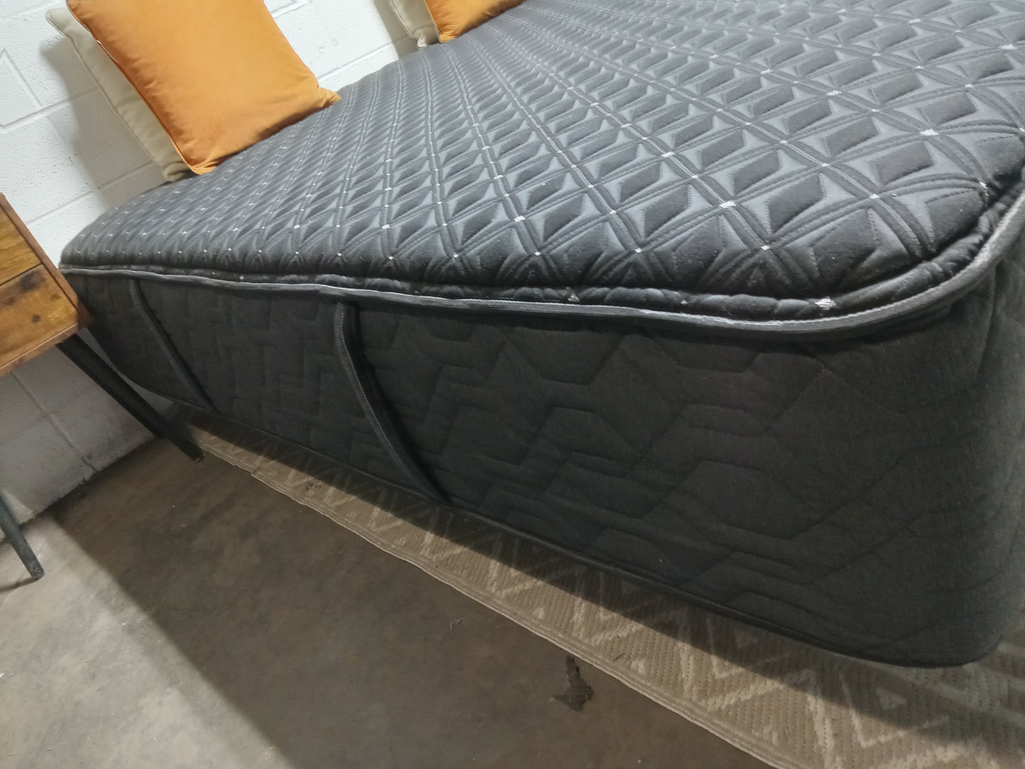 Beautyrest | Black Hybrid | 14" King Mattress