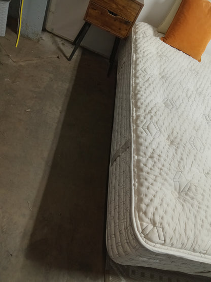 Aireloom | Madison Medium Plush | 13" King Mattress