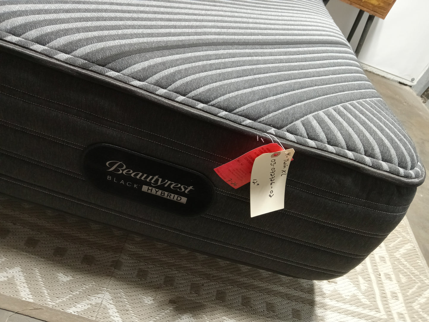 Beautyrest | Black Hybrid | 12" Twin XL Mattress