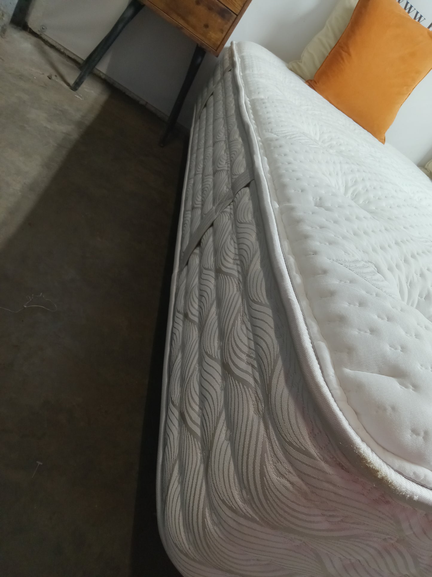 Aireloom | Grafton Medium | 14" King Mattress