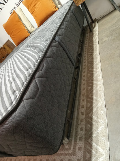 Beautyrest | Black 12" | Queen Mattress