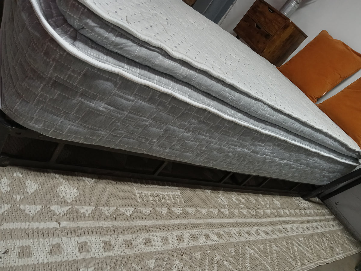 DreamCloud | Classic 12" Plush Hybrid | Twin Mattress
