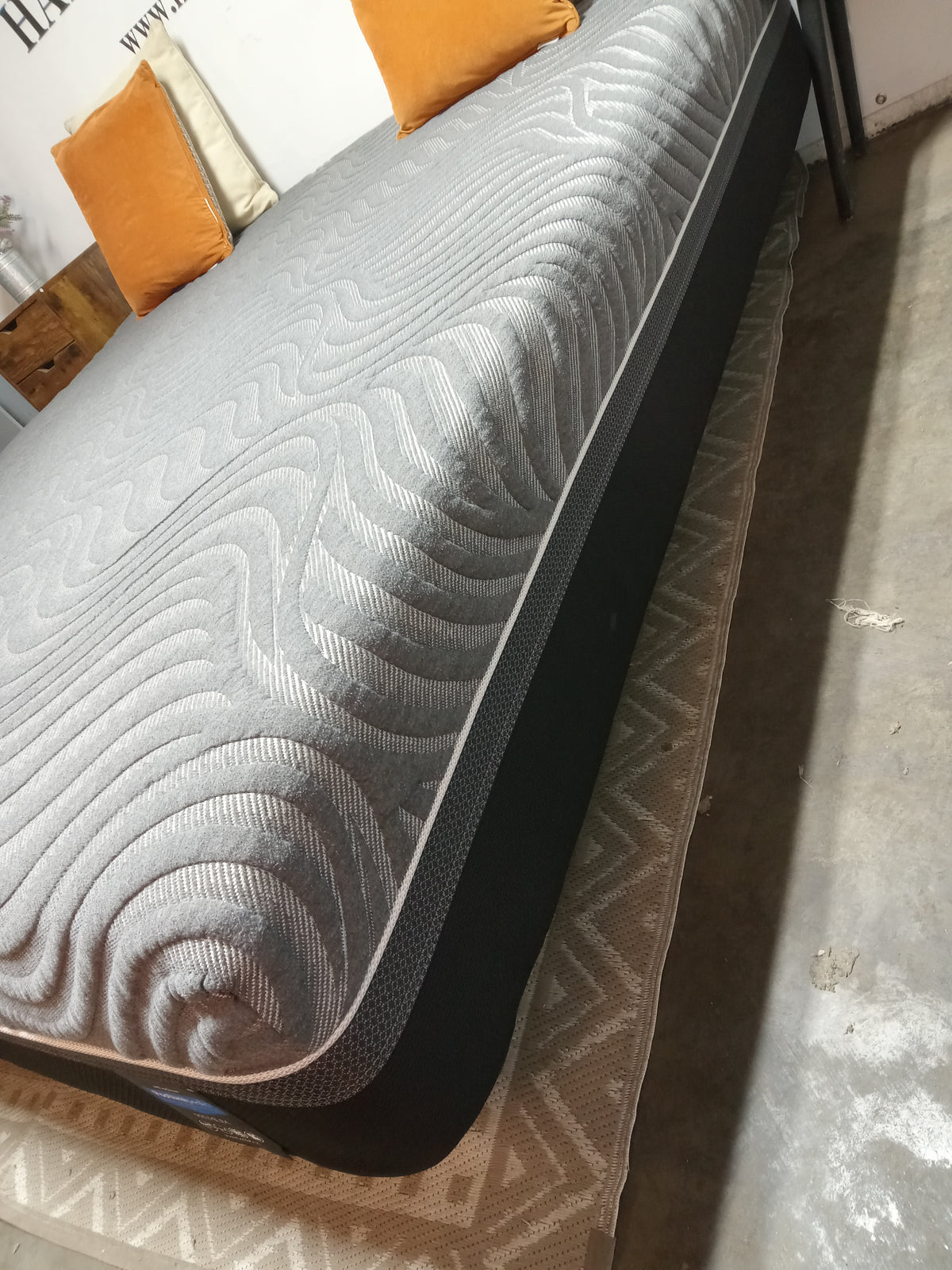 Sealy | Posturepedic Premium Silver Chill Plush Hybrid 14" | King Mattress
