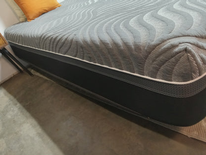 Sealy | Posturepedic Premium Silver Chill Plush Hybrid 14" | King Mattress