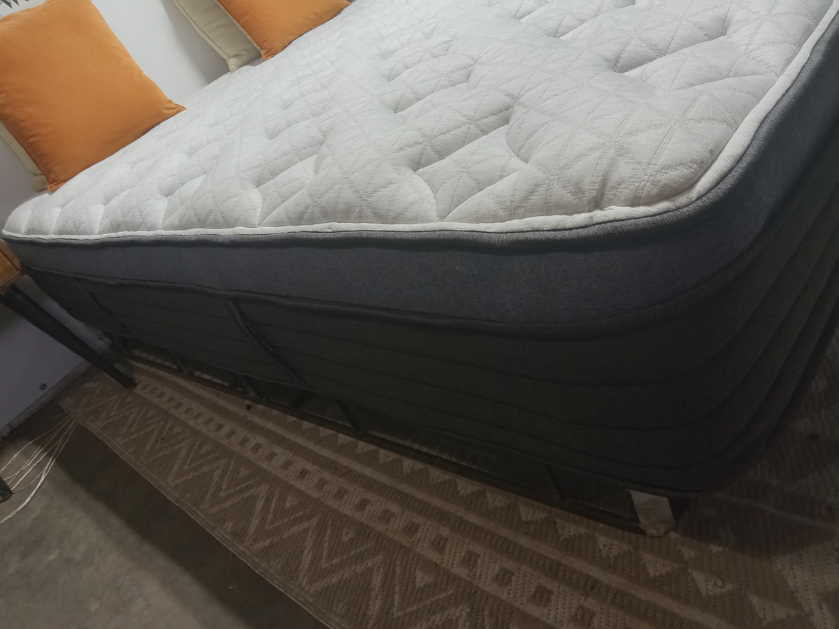 Helix | Midnight Luxe Hybrid Medium Pillow Top 13.5" | Queen Mattress