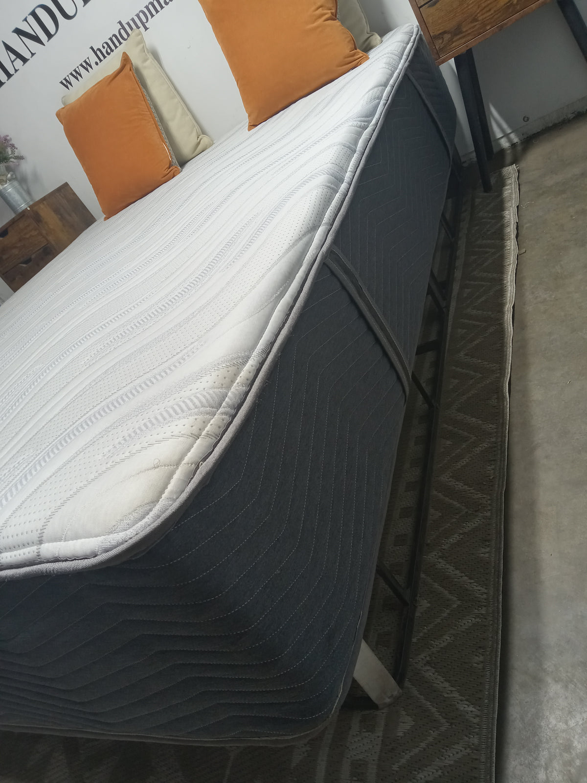 Jordan's Mattress Factory | Night Sky Hybrid Plush 13.5" | Queen Mattress