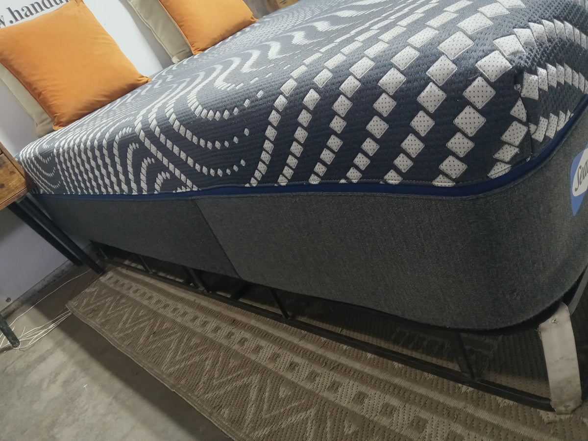 Sealy | Posturepedic Plus Hybrid 13.5" | Queen Mattress