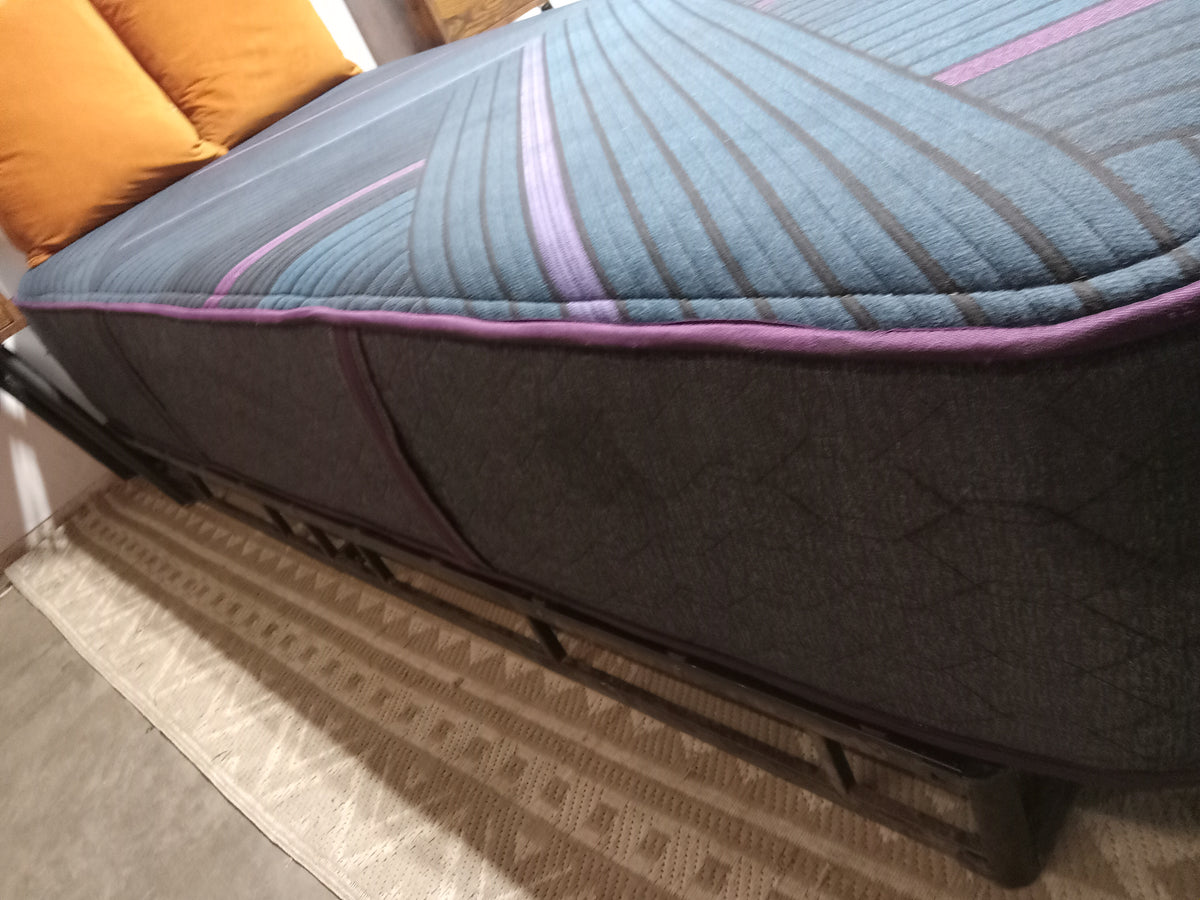 Beautyrest | World Class Hybrid Level Three Firm | 13" | Twin XL Mattress